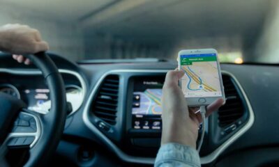 Pessoa no carro utilizando GPS Waze ou Google Maps