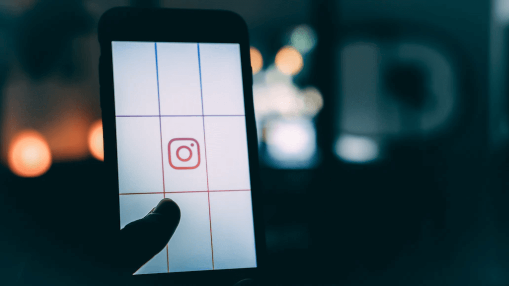 Imagem de um smartphone e na tela o logo do Instagram para demonstrar como baixar story do instagram pelo link